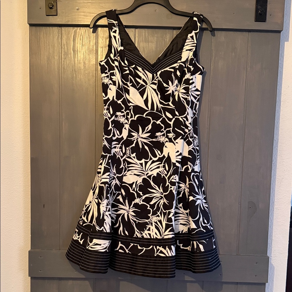 Nine West Black and White Floral V-Neck Midi Dress